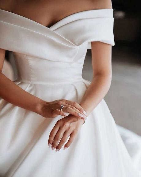 Weißes langes Hochzeitskleid
